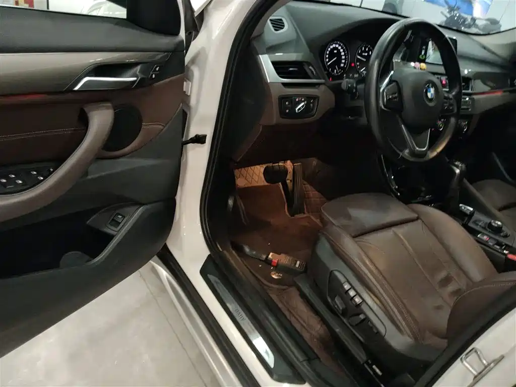 BMW X1 2019 sDrive18Li Premium Model фото 9