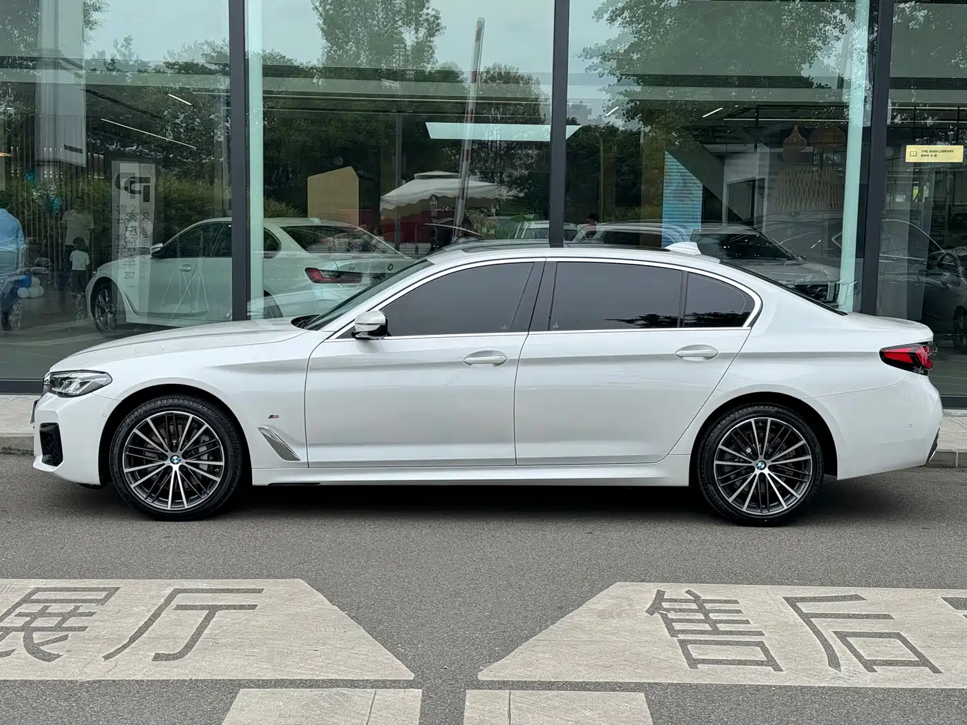 BMW 5 Series 2023 530Li Leading M Sport Package фото 5