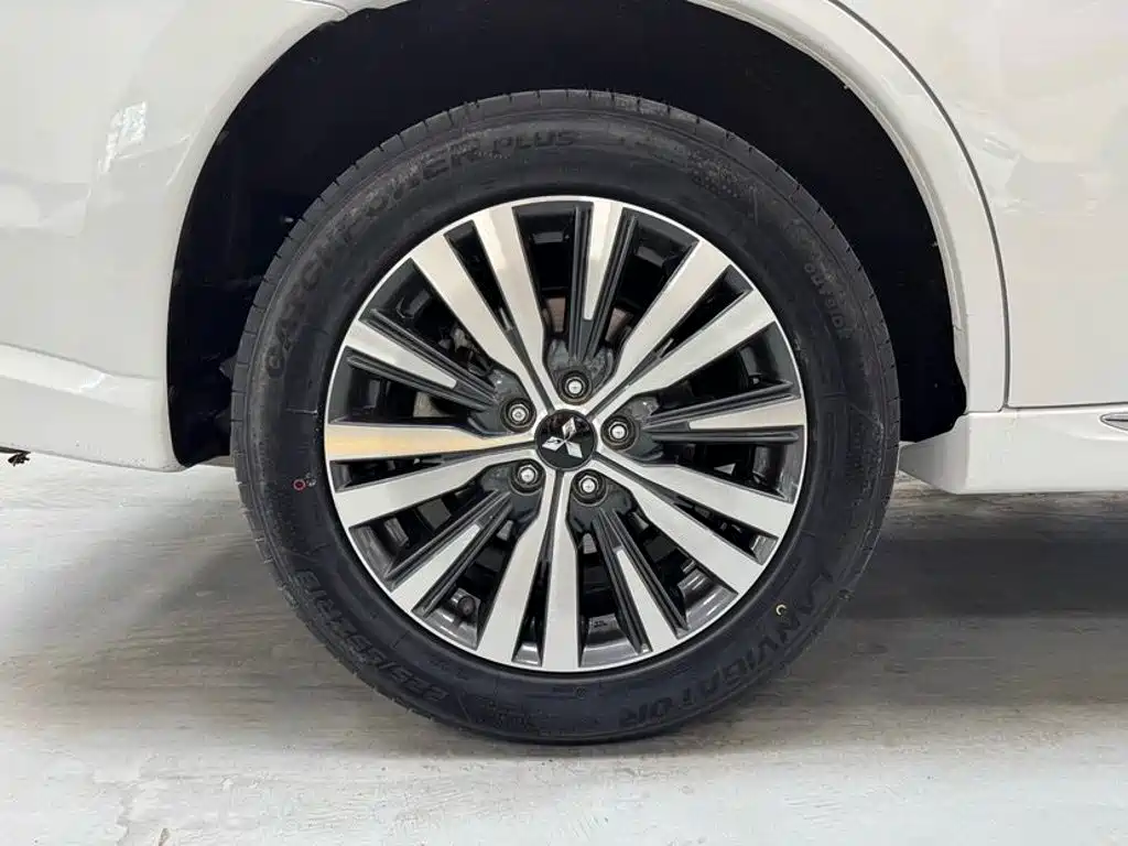 Mitsubishi Outlander 2023 2021 Facelift 2.0L 2WD Premium Edition 7-Seater