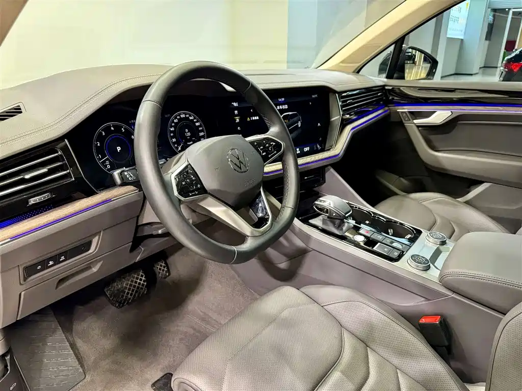 Volkswagen Touareg 2023 3.0TSI R-Line Black Sports Package фото 29