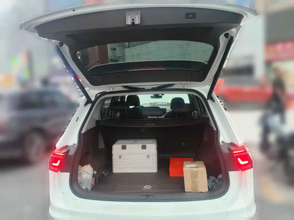Photo 4 - Volkswagen Tiguan L