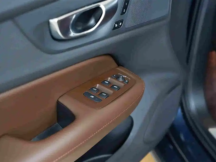 Volvo S60 2026 2025 B4 Smart Luxury Edition
