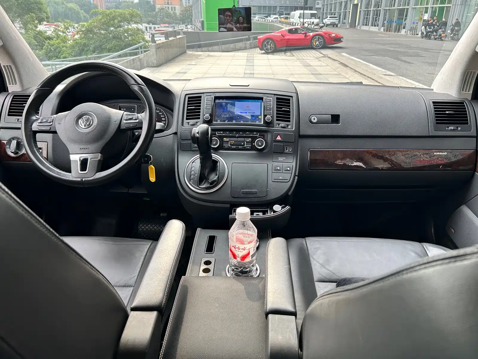 Photo 14 - Volkswagen Multivan