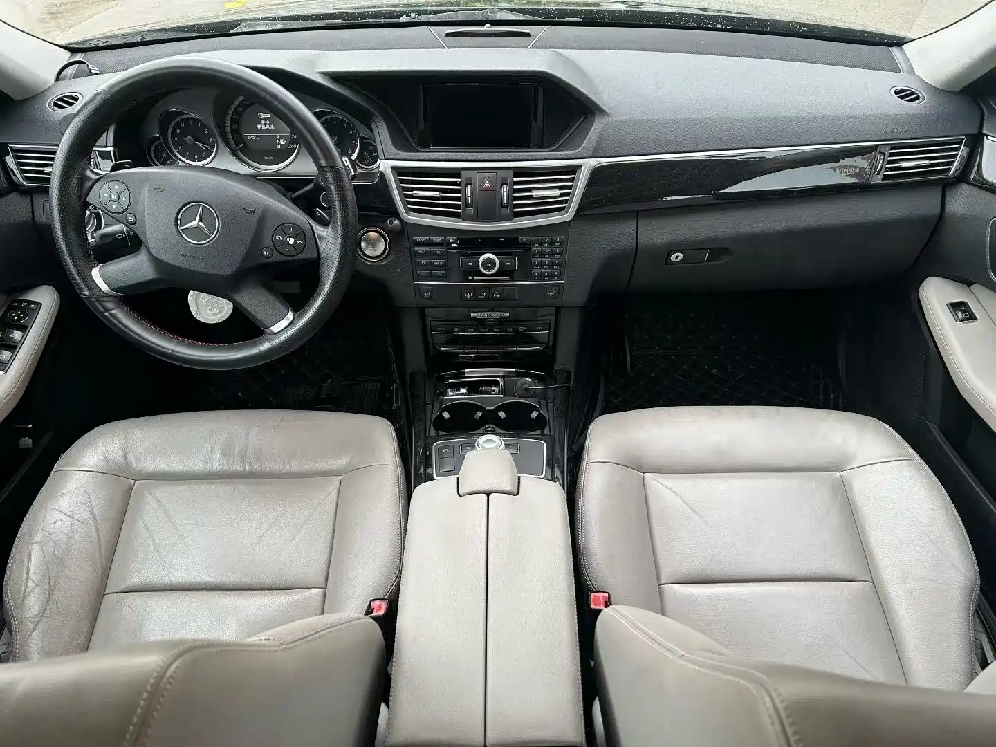 Photo 8 - Mercedes-Benz E-Class