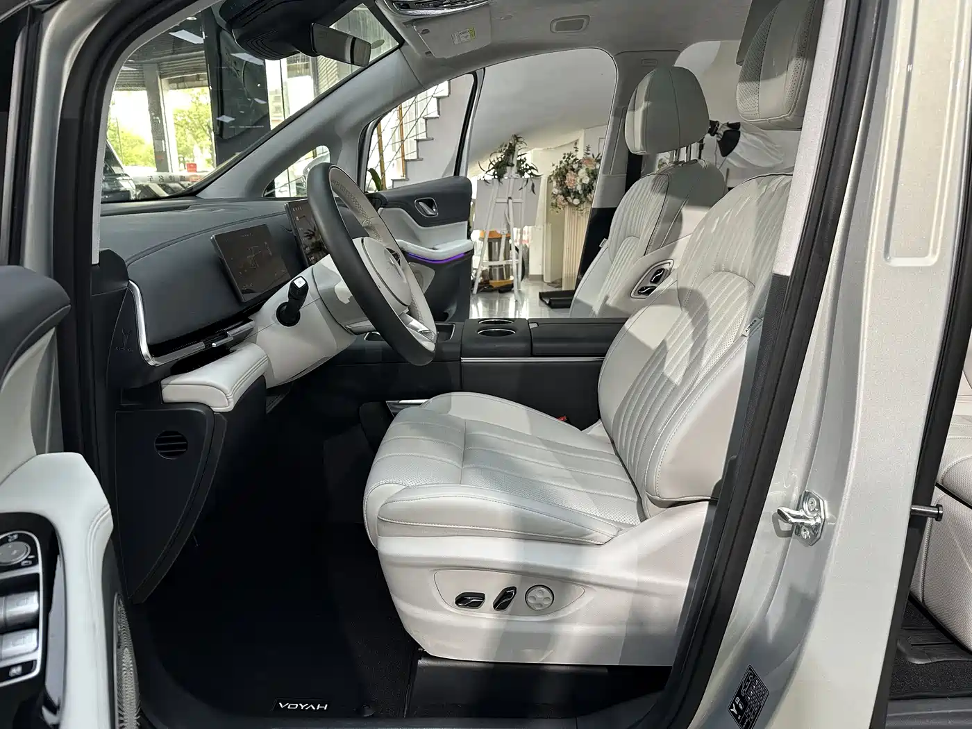Voyah Auto Voyah Dreamer 2025 PHEV AWD Flagship Qian Kun Edition фото 8