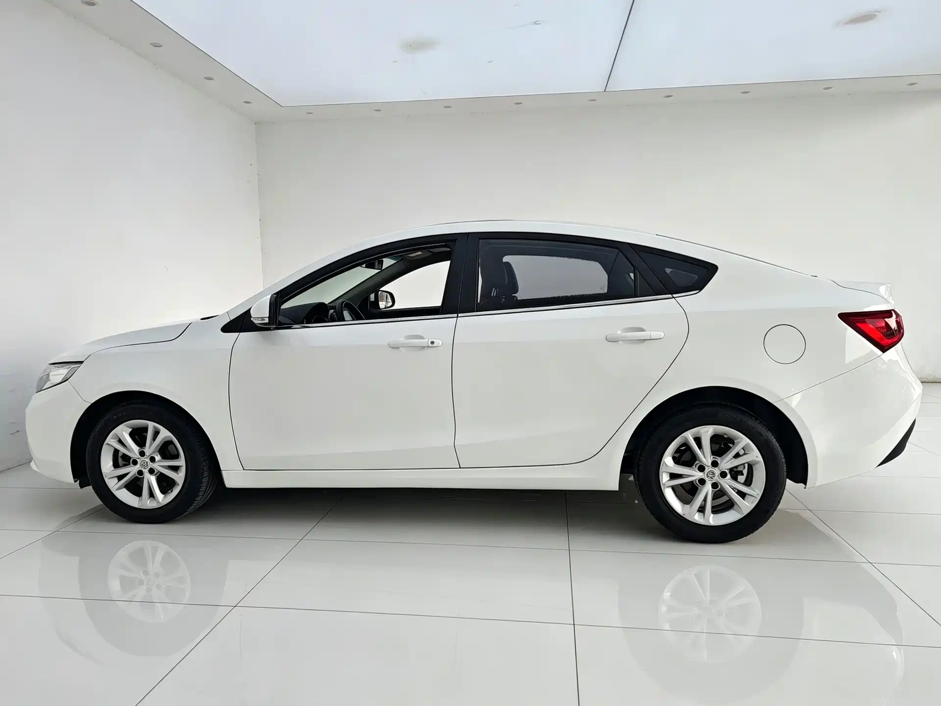 Photo 20 - MG GT