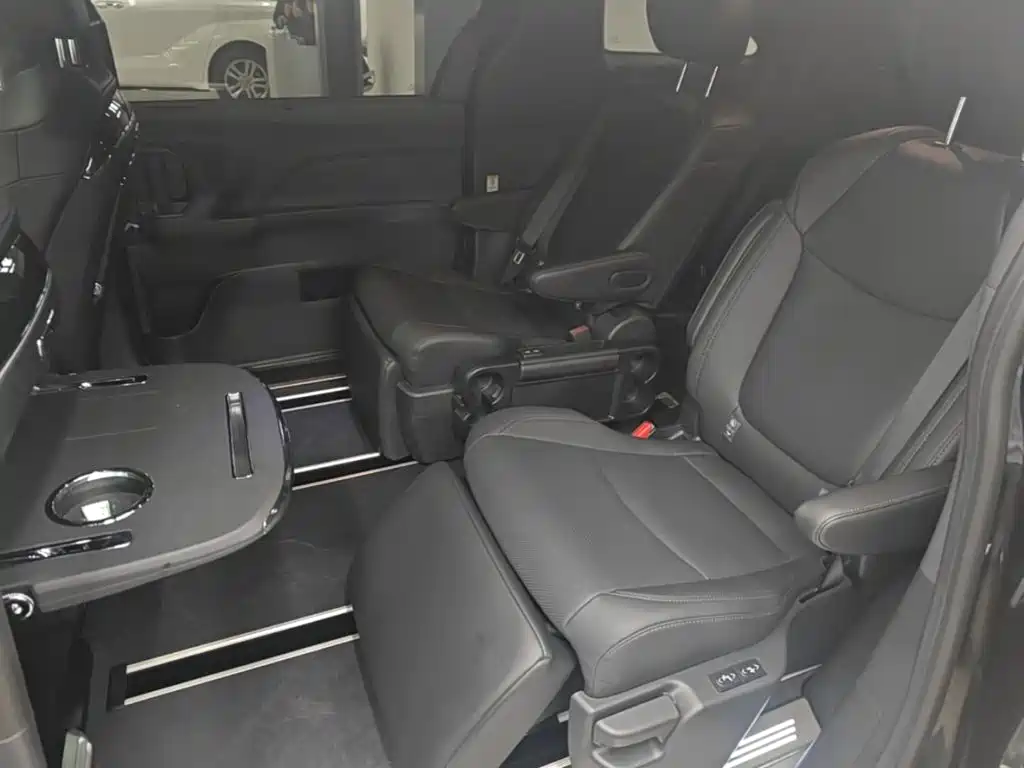 Фото 17 - Toyota Sienna