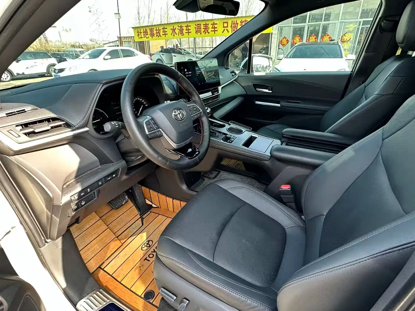 Toyota Sienna 2023 2.5L Hybrid Premium Edition фото 4