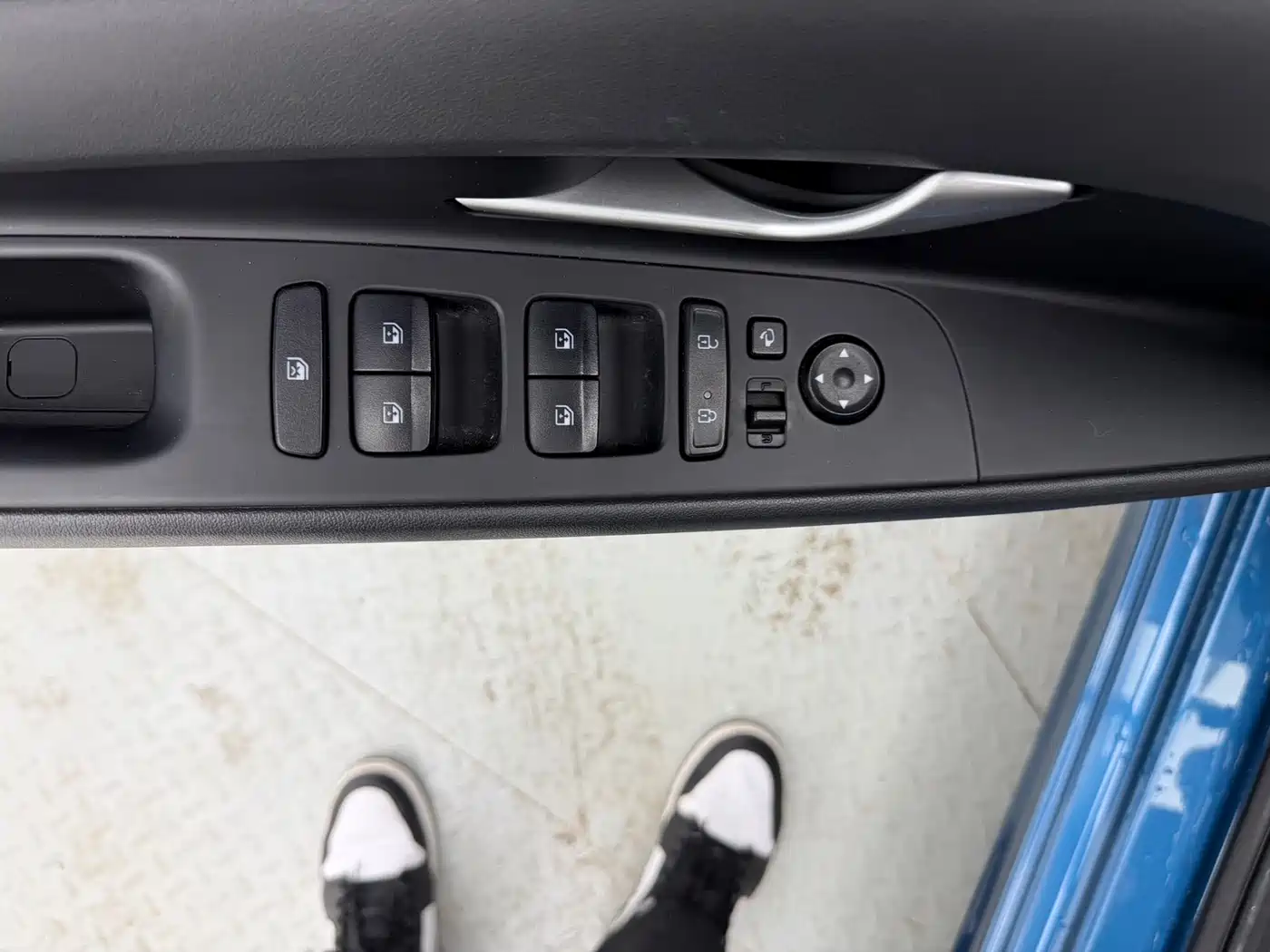 Hyundai Elantra 2022 1.5L CVT LUX Premium Edition фото 12
