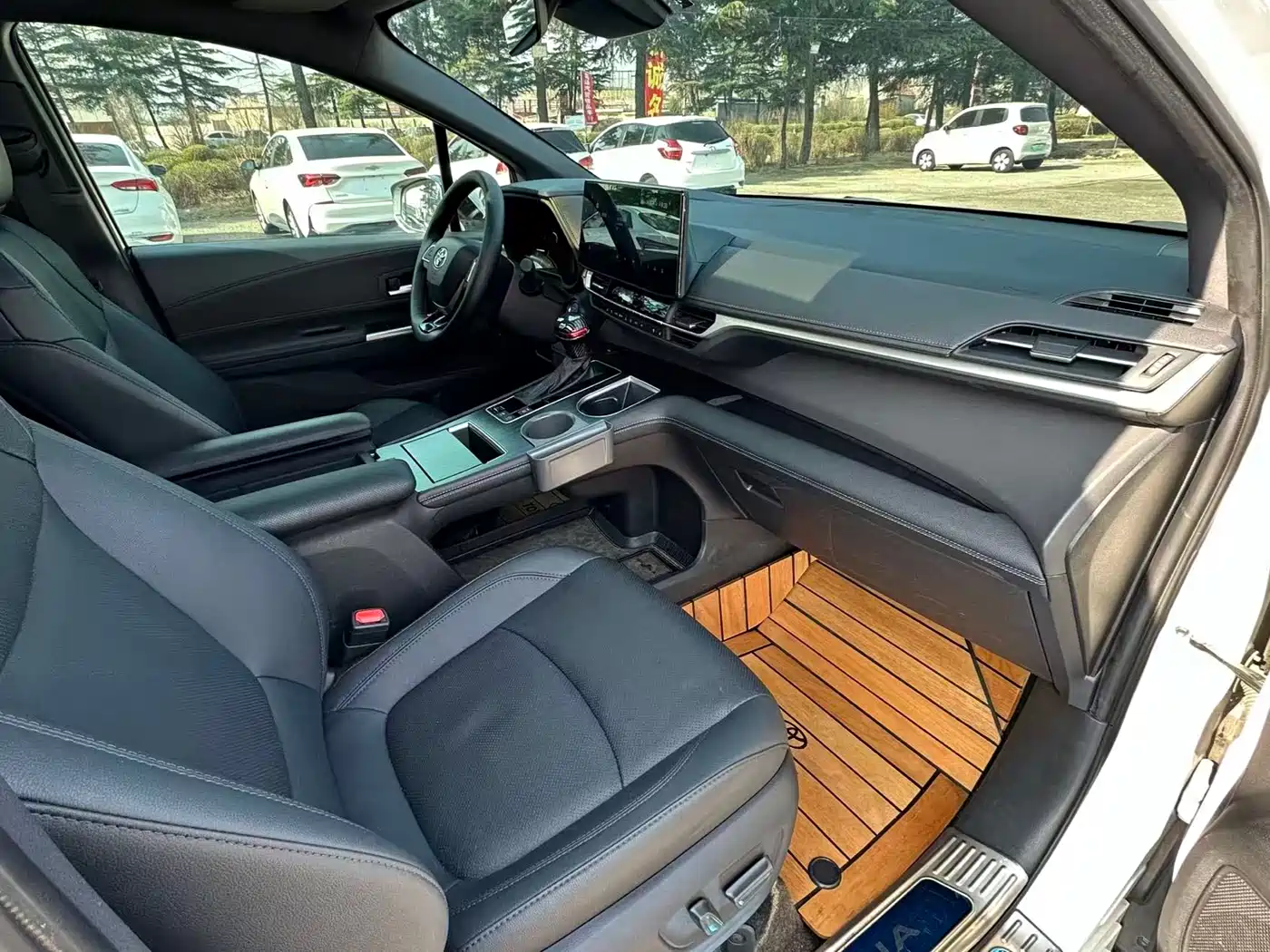 Toyota Sienna 2023 2.5L Hybrid Premium Edition фото 5