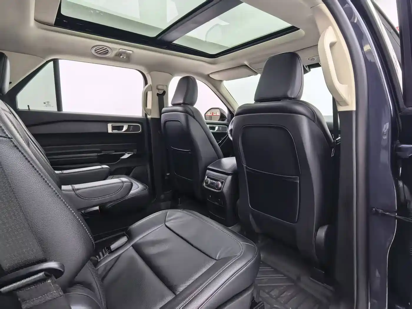 Фото 9 - Ford Explorer