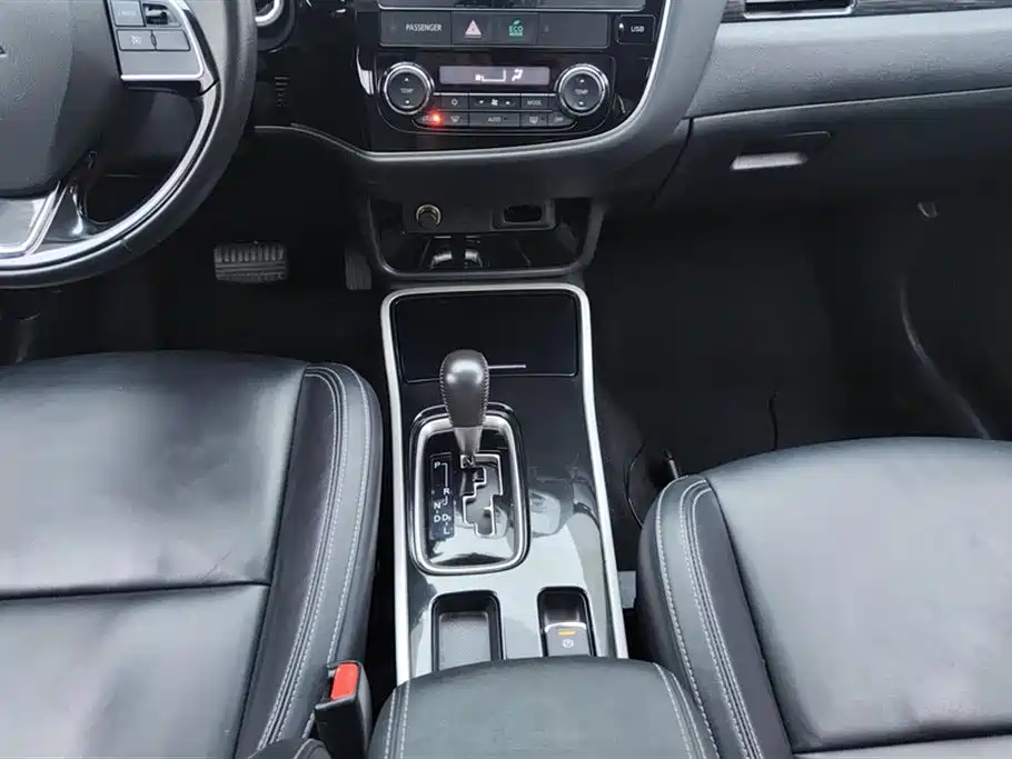 Mitsubishi Outlander 2020 2.0L 2WD Premium 7-seater фото 16