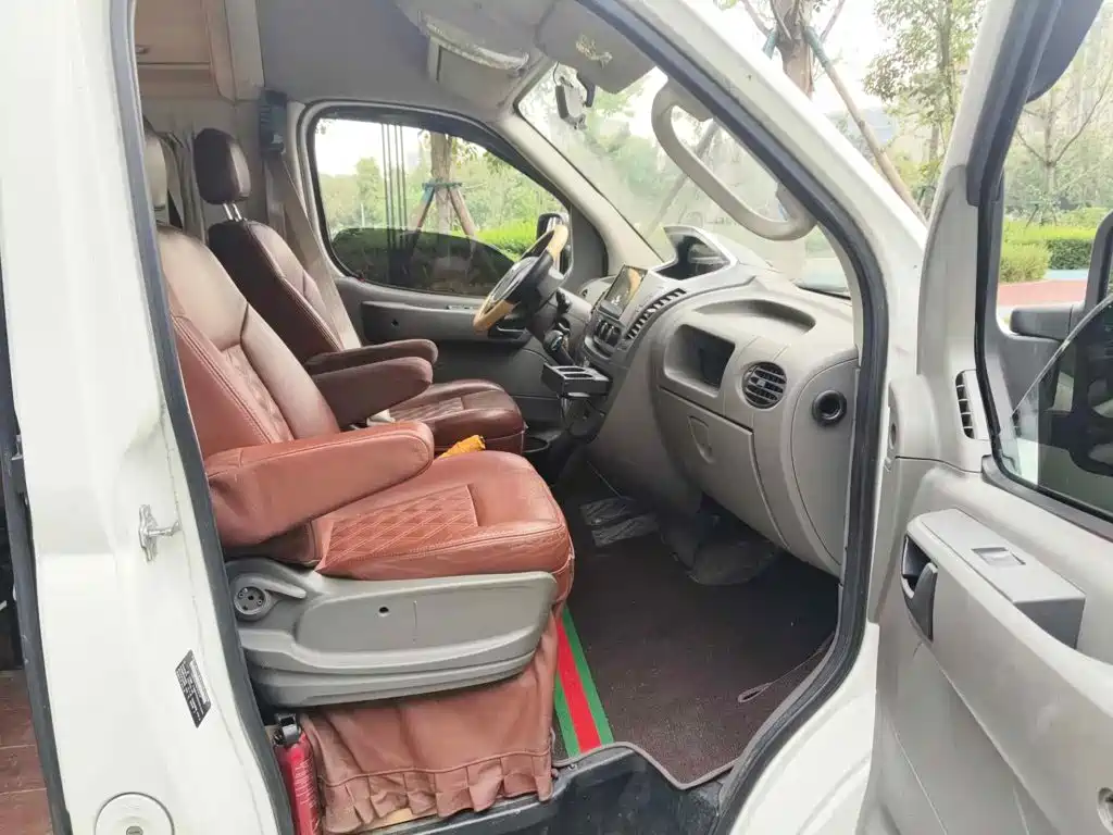 SAIC Maxus Xintu V80 2016 2016 2.5T AMT Aoyun Express China V Short Wheelbase Medium Roof 6-seater