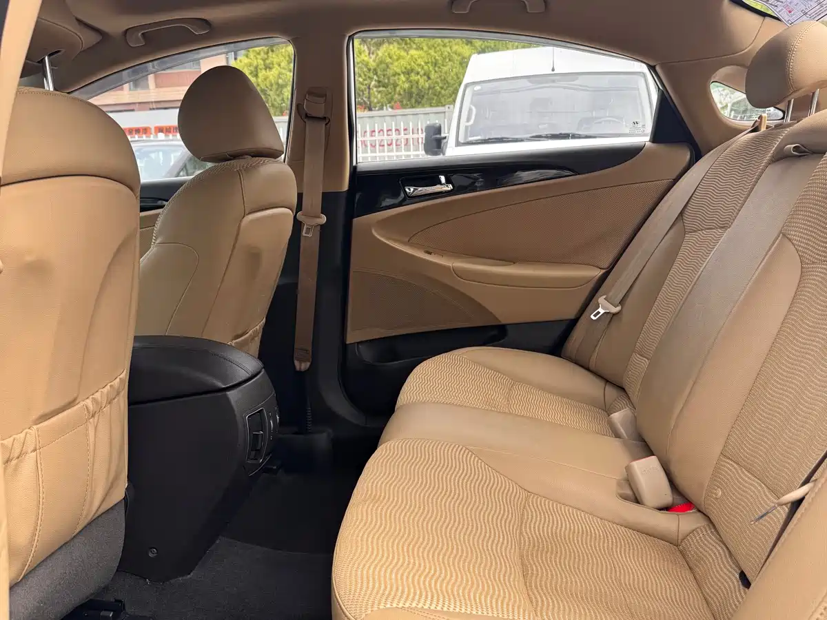 Hyundai Sonata 2015 Classic 2.0L Automatic Luxury Edition фото 11
