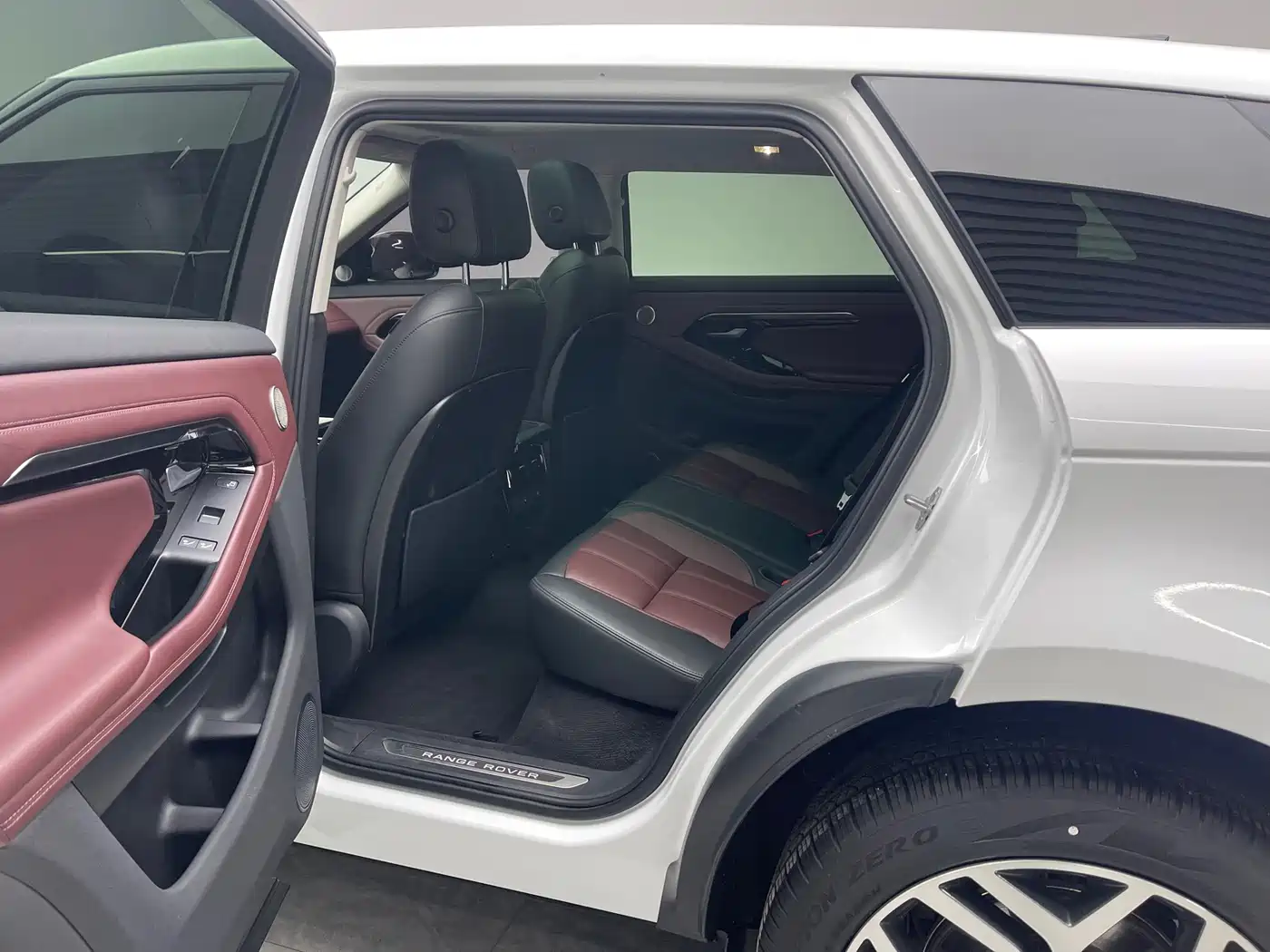 Land Rover Range Rover Evoque 2023 Range Rover Evoque L 249PS Premium Luxury Edition фото 15