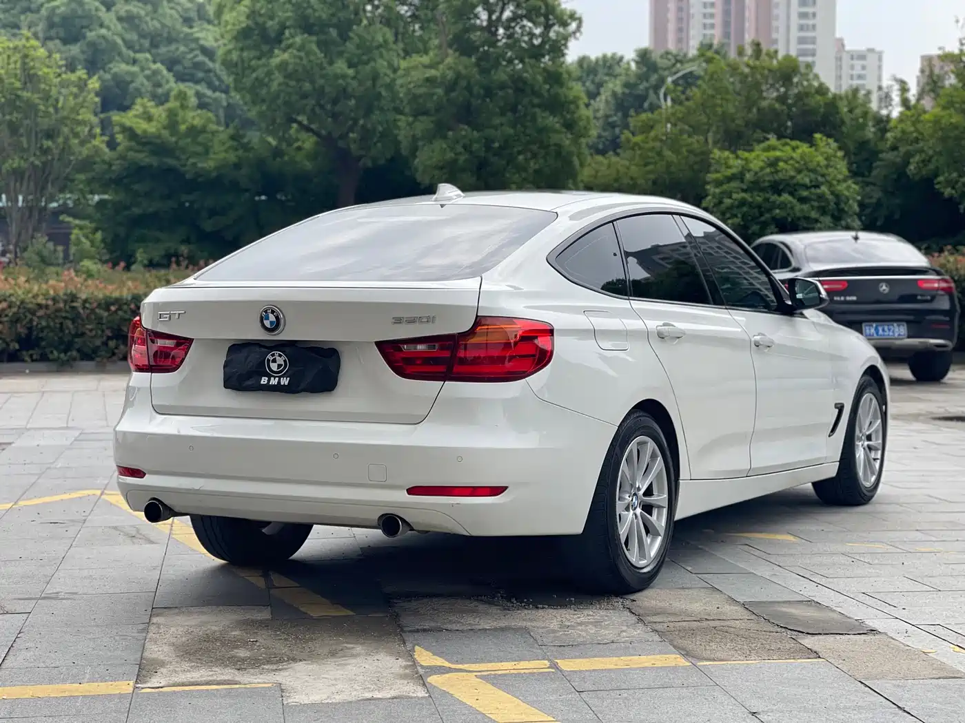 BMW 3 Series GT 2013 Model 320i Leading фото 8