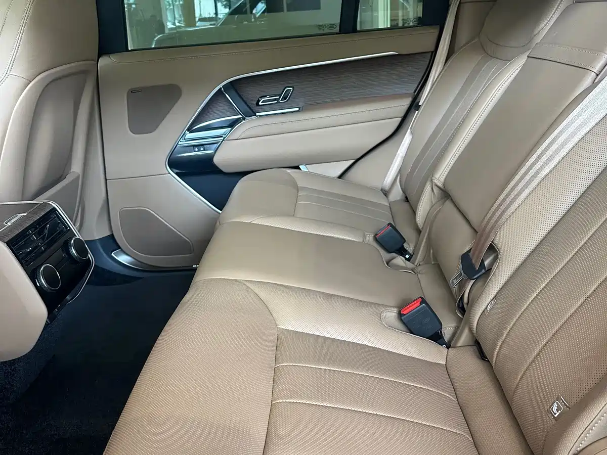 Land Rover Range Rover 2026 Model 3.0 L6 400PS SE Long Wheelbase Version фото 7