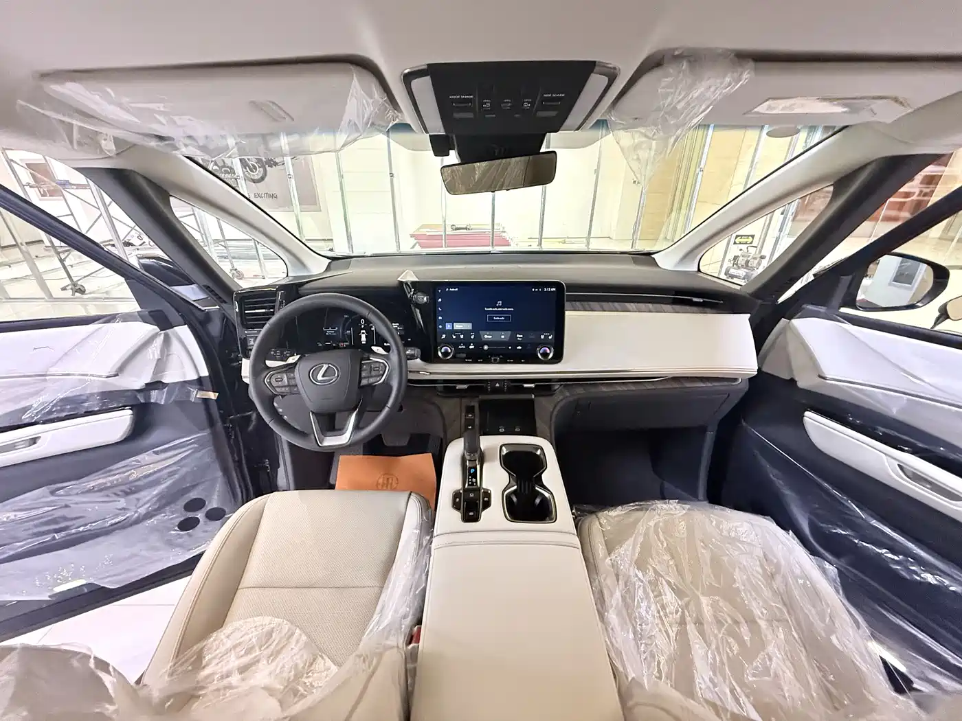 Lexus LM 2023 500h Four-Seat Imperial Edition фото 10