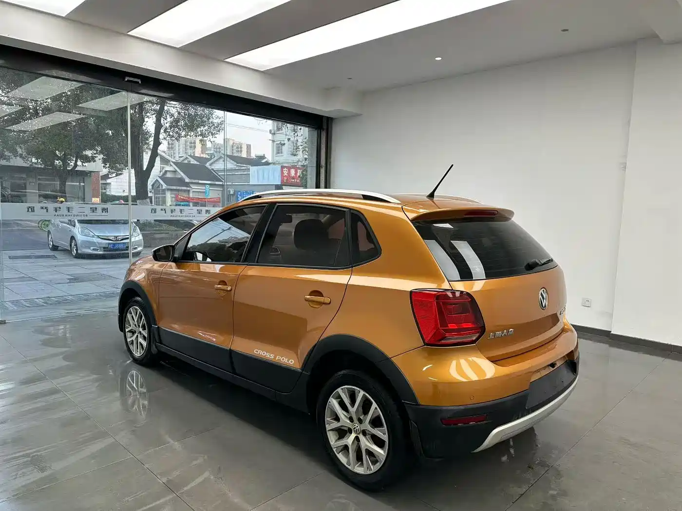 Volkswagen Polo 2014 1.6L Cross Polo Automatic фото 9