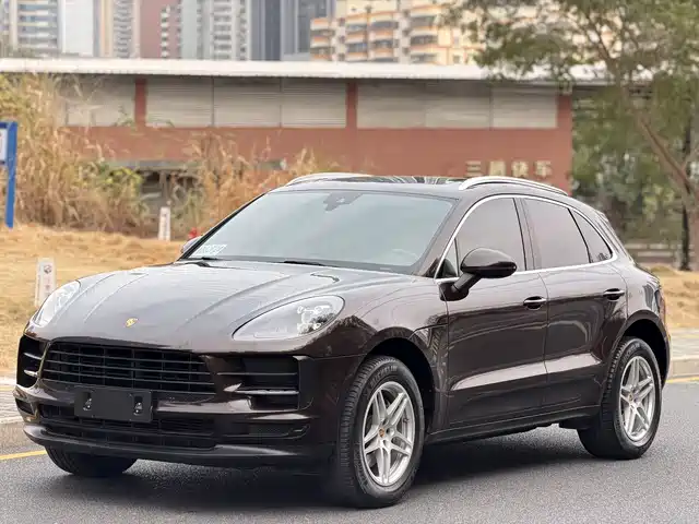 PORSCHE MACAN