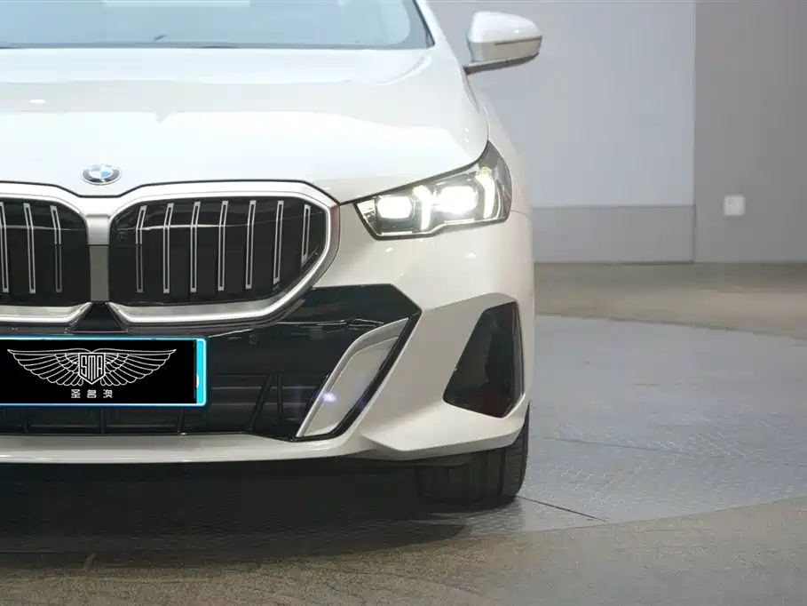 BMW 5 Series 2025 530Li Premium M Sport Package фото 4
