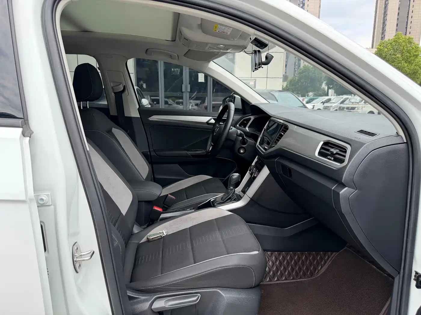 VOLKSWAGEN T-ROC EXPLORING SONGS