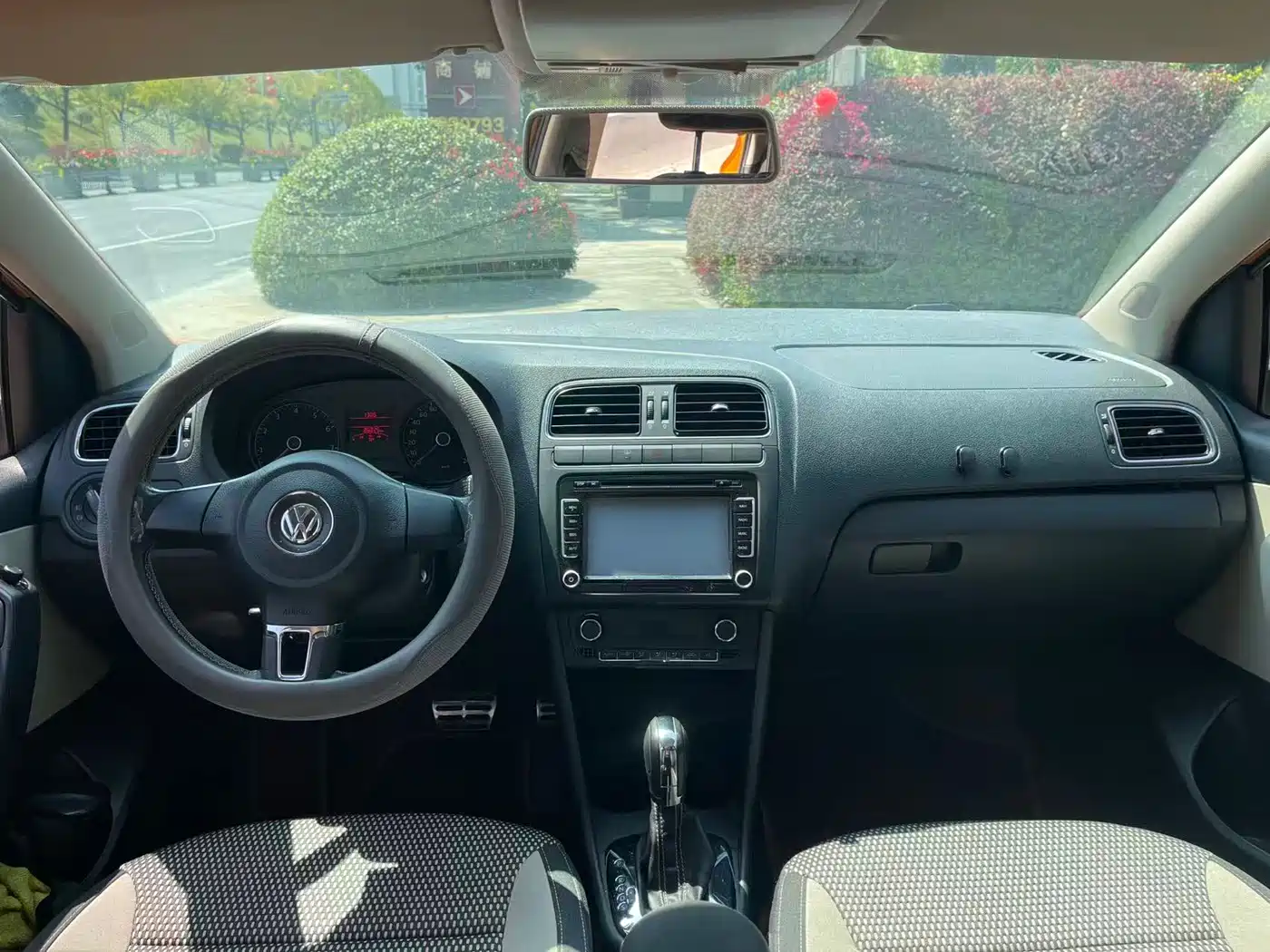 Volkswagen Polo 2012 1.6L Cross Polo AT фото 9