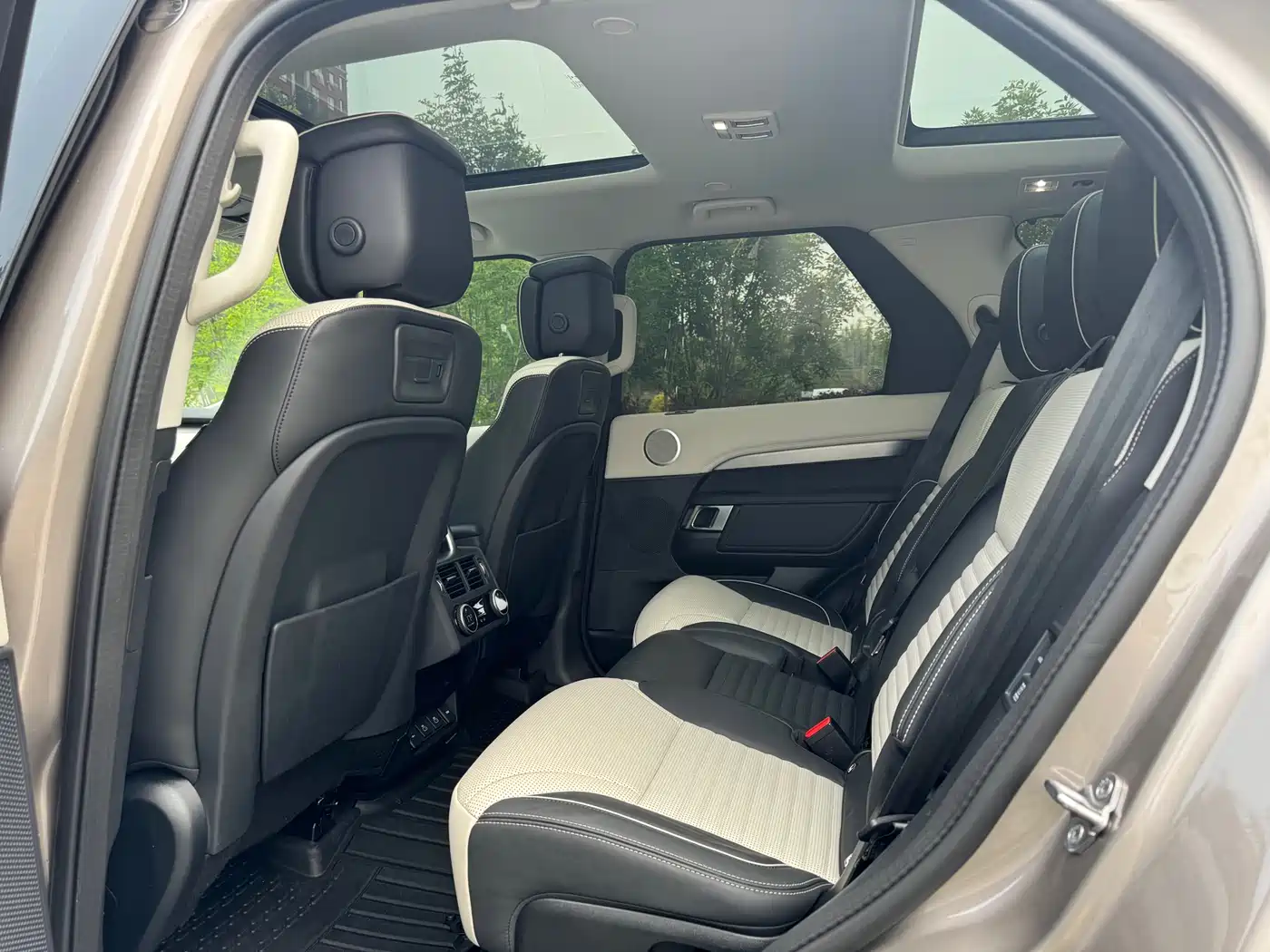 Land Rover Discovery 2021 360PS R-Dynamic HSE фото 5