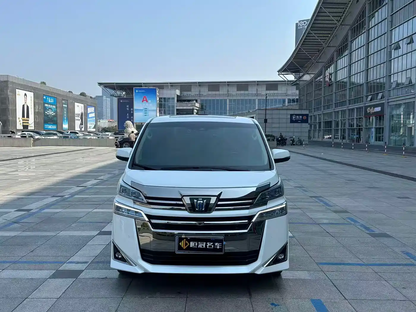 Toyota Vellfire 2021 Crown Hybrid 2.5L HV Premium Edition фото 2