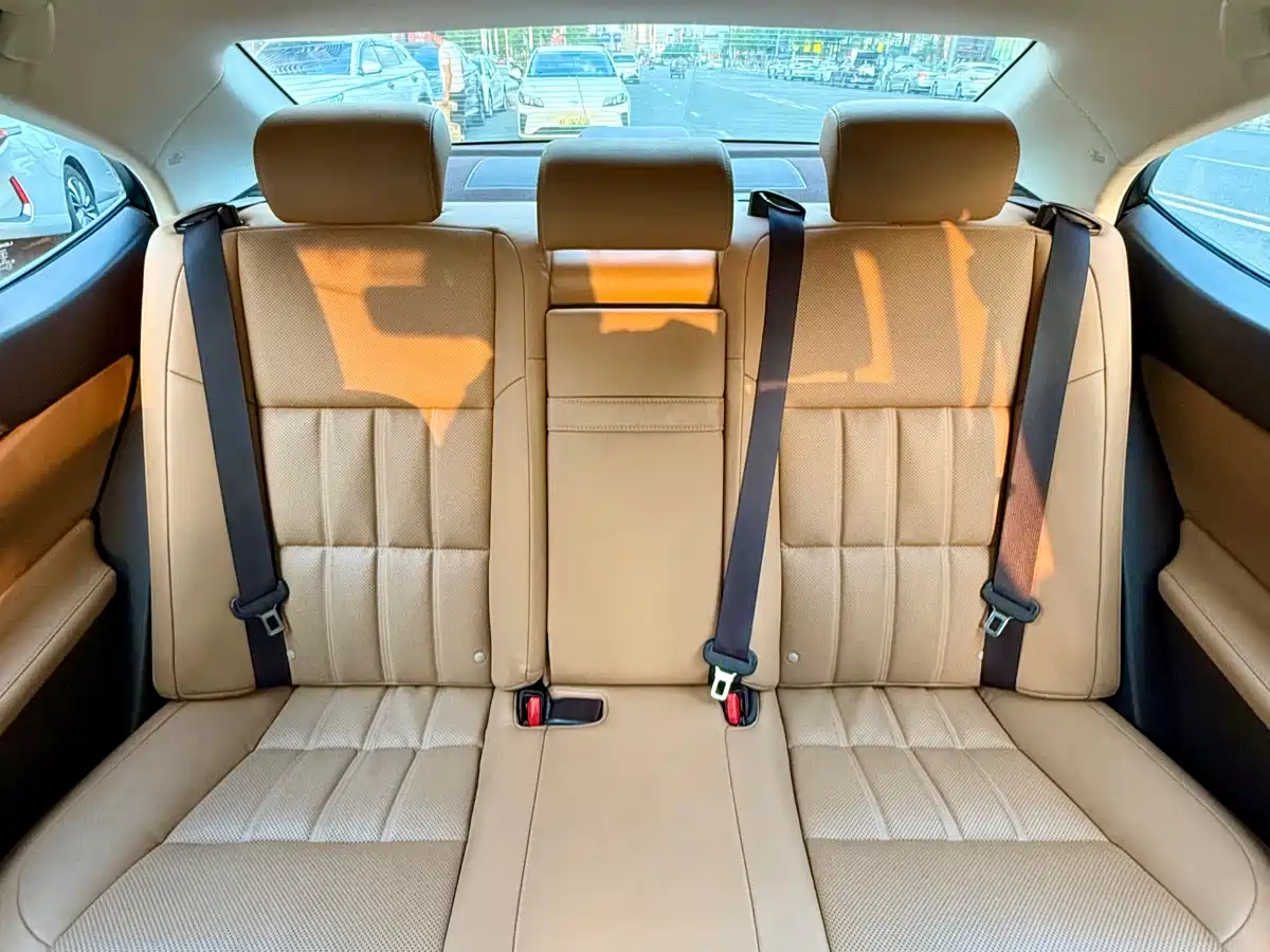 Photo 16 - Lexus ES