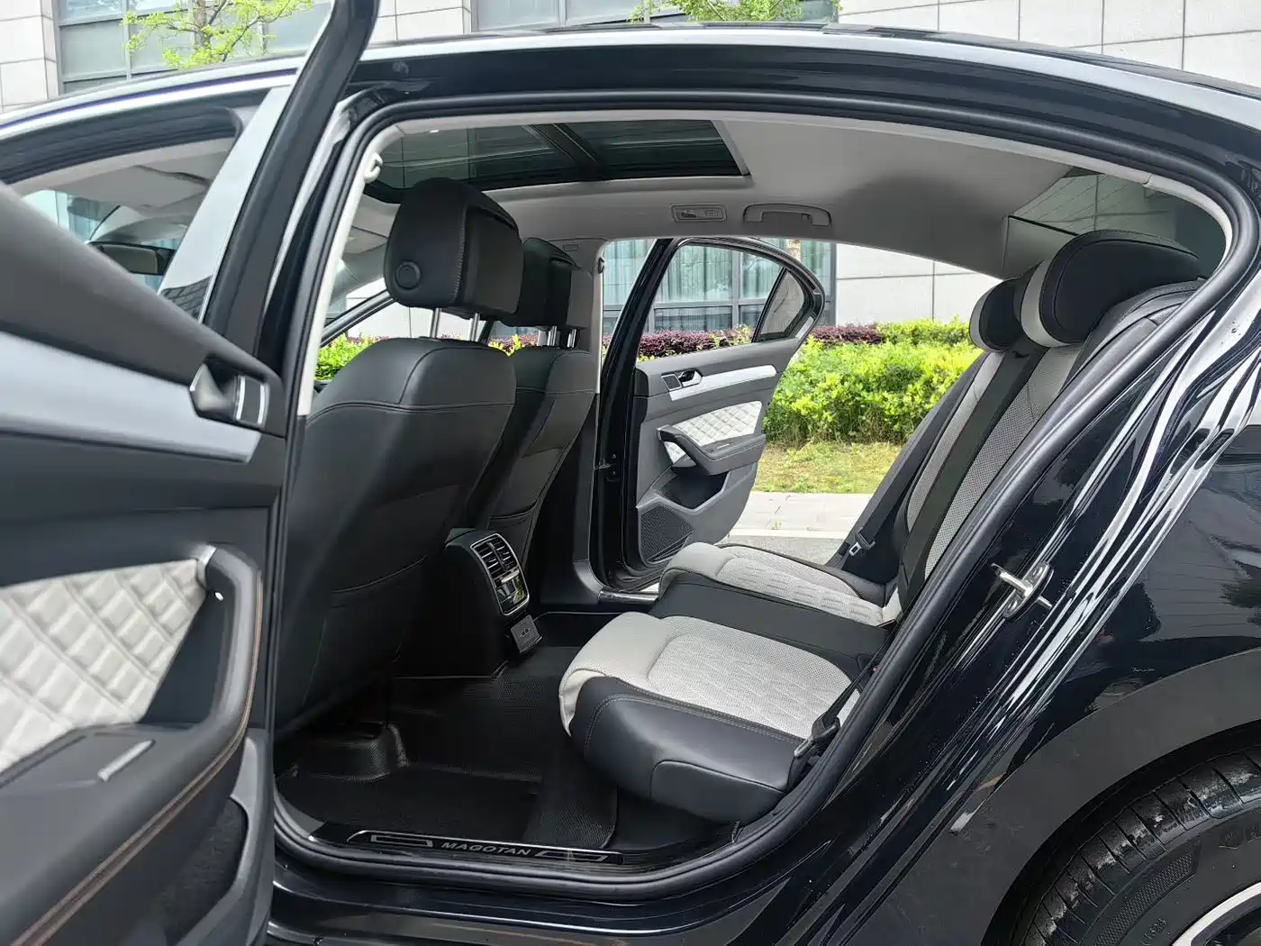 Volkswagen Magotan 2023 Model 2 Million Commemorative Edition 330TSI DSG Luxury фото 6