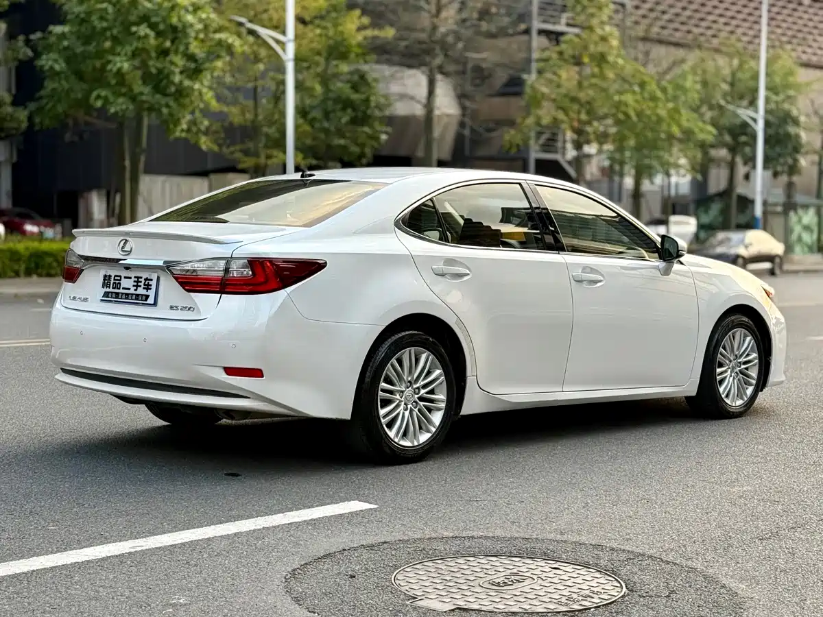Photo 12 - Lexus ES