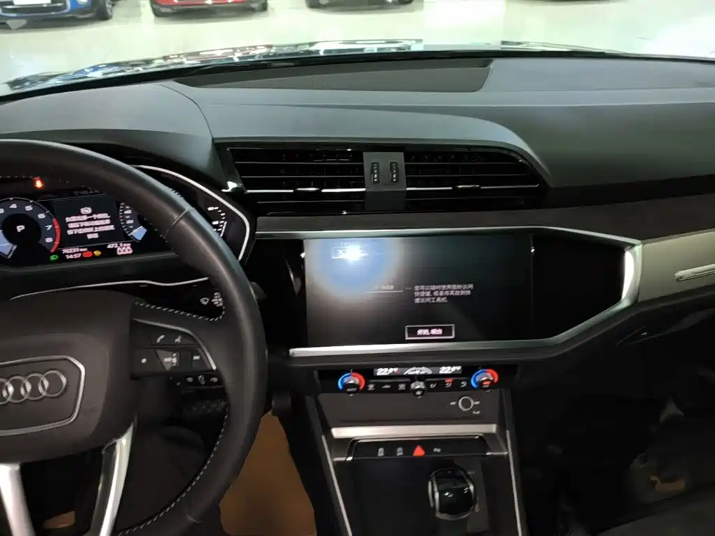 AUDI Q3