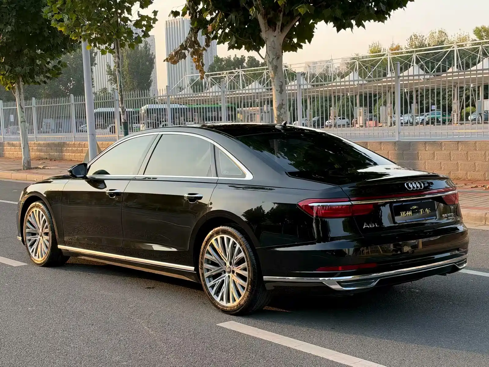 Photo 21 - Audi A8