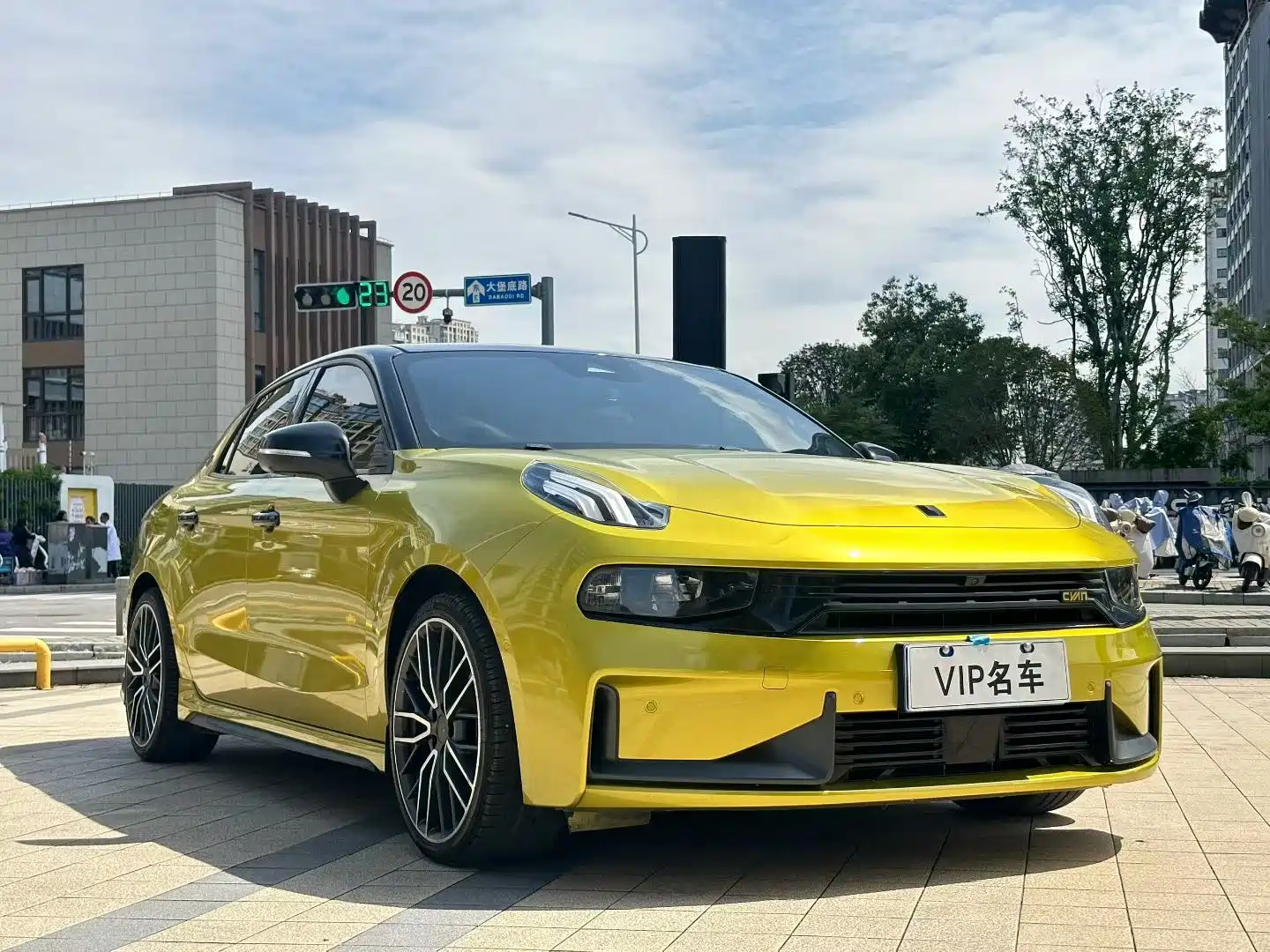 Photo 2 - Lynk & Co 03
