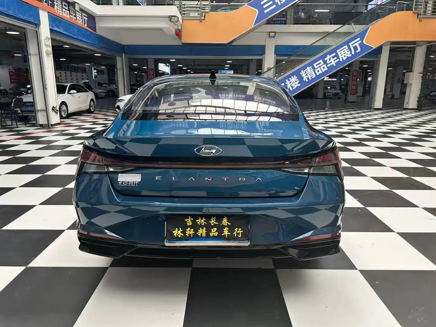 Hyundai Elantra 2022 1.5L CVT LUX Premium Edition фото 16