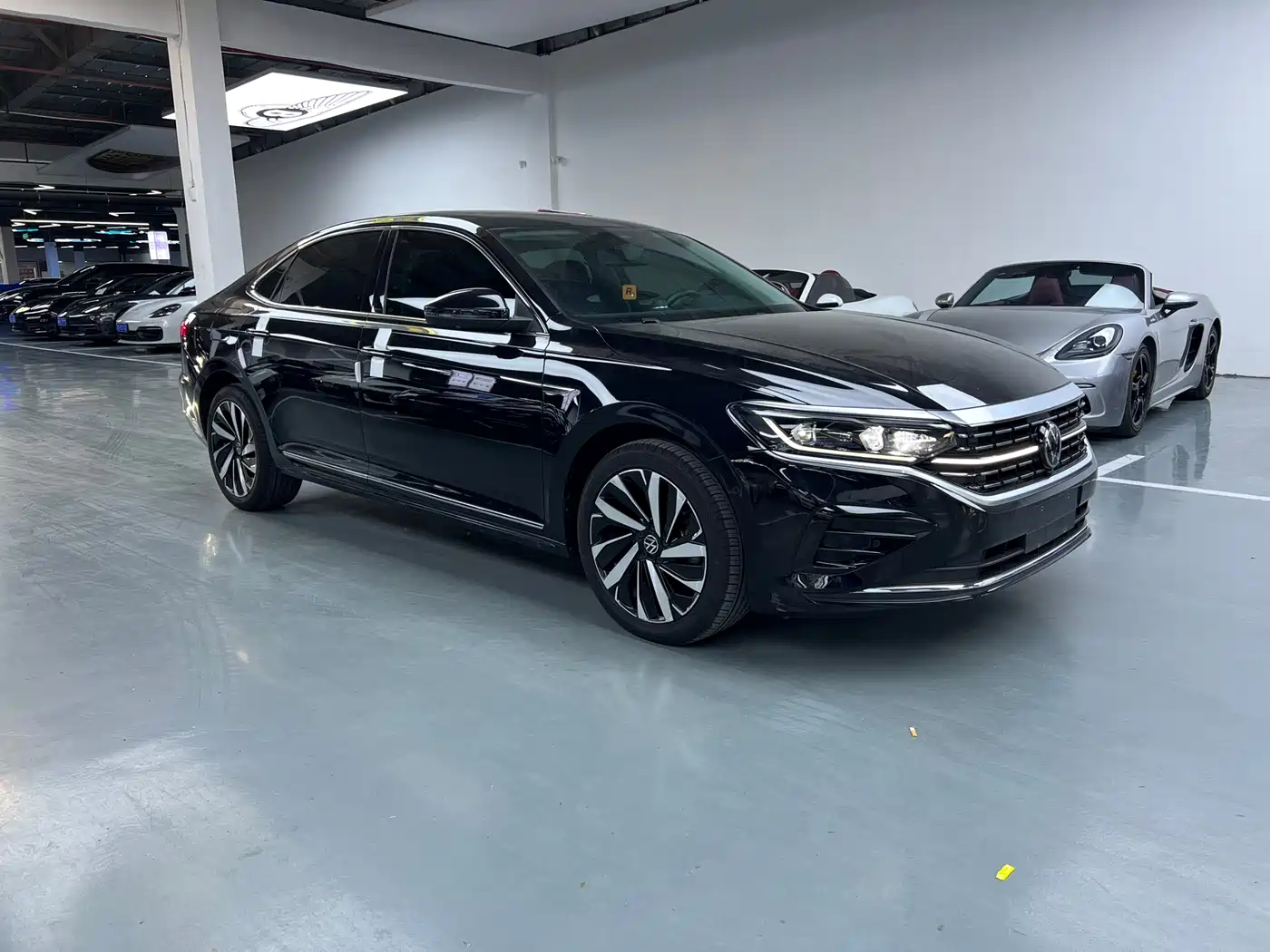Volkswagen Passat 2023 380TSI Luxury Edition фото 3