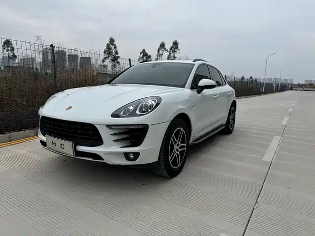 PORSCHE MACAN