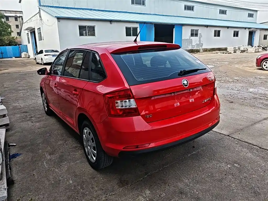 Škoda Skoda Rapid Spaceback 2016 Facelift 1.6L Automatic Forward Edition фото 5