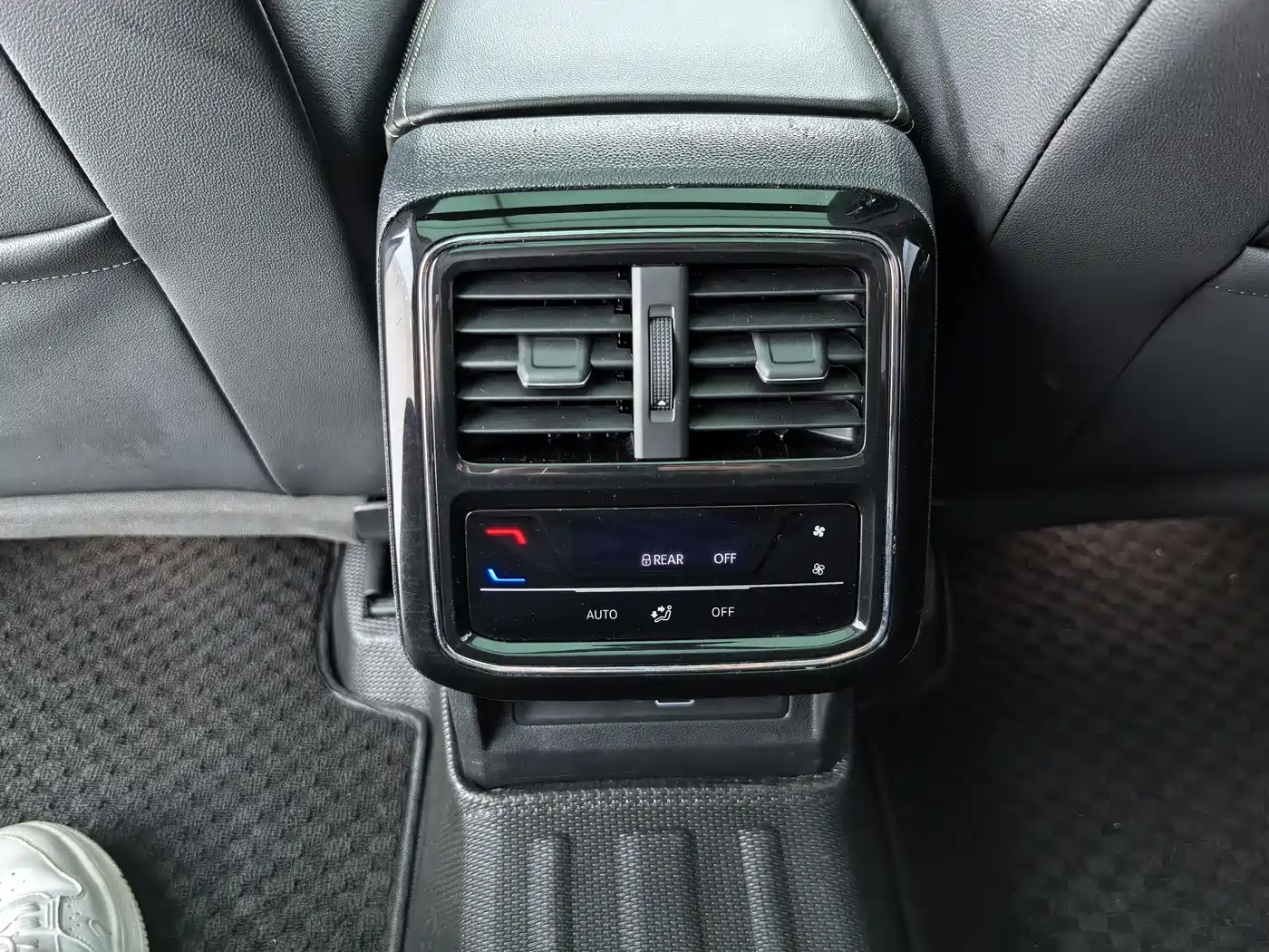 Volkswagen Passat 2024 380TSI Starlight Dragon Soaring Edition фото 10