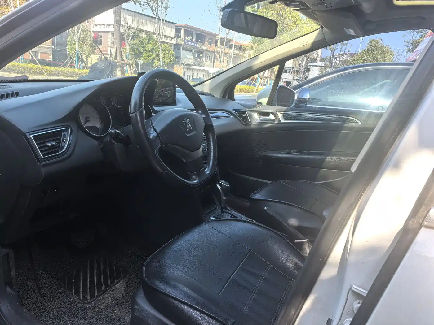 Peugeot 308 2014 Model Joy Edition Classic 1.6L Automatic Superior Style фото 11
