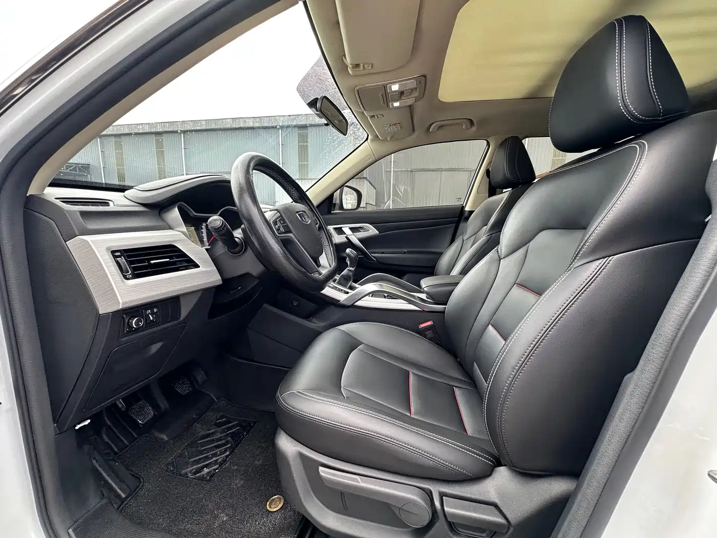 Photo 4 - Geely Atlas