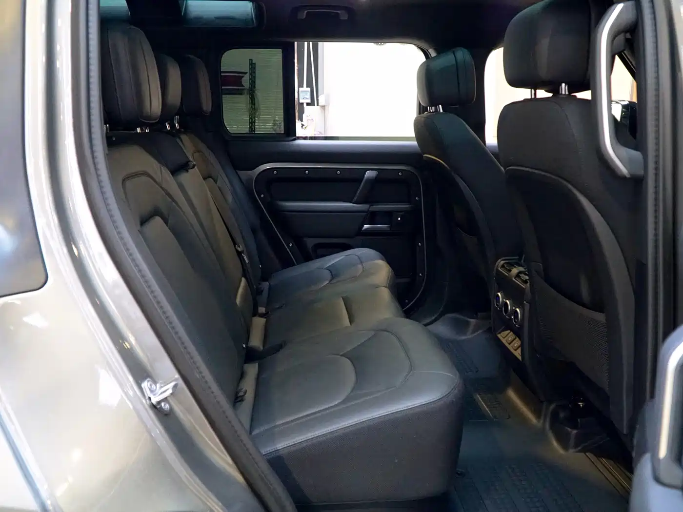 Land Rover Defender 2025 110 3.0T P400 X фото 10