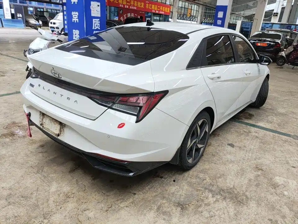 Hyundai Elantra 2021 1.5L CVT LUX Premium Edition фото 4