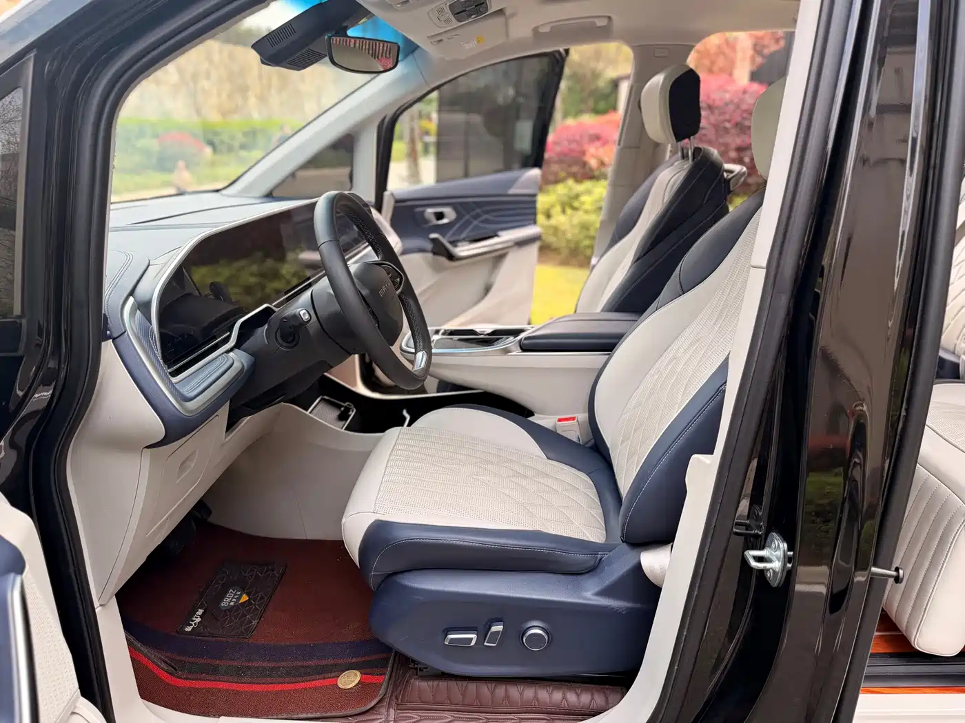 SAIC Maxus Maxus G90 2022 2.0T Nebula 7-Seater Edition фото 36