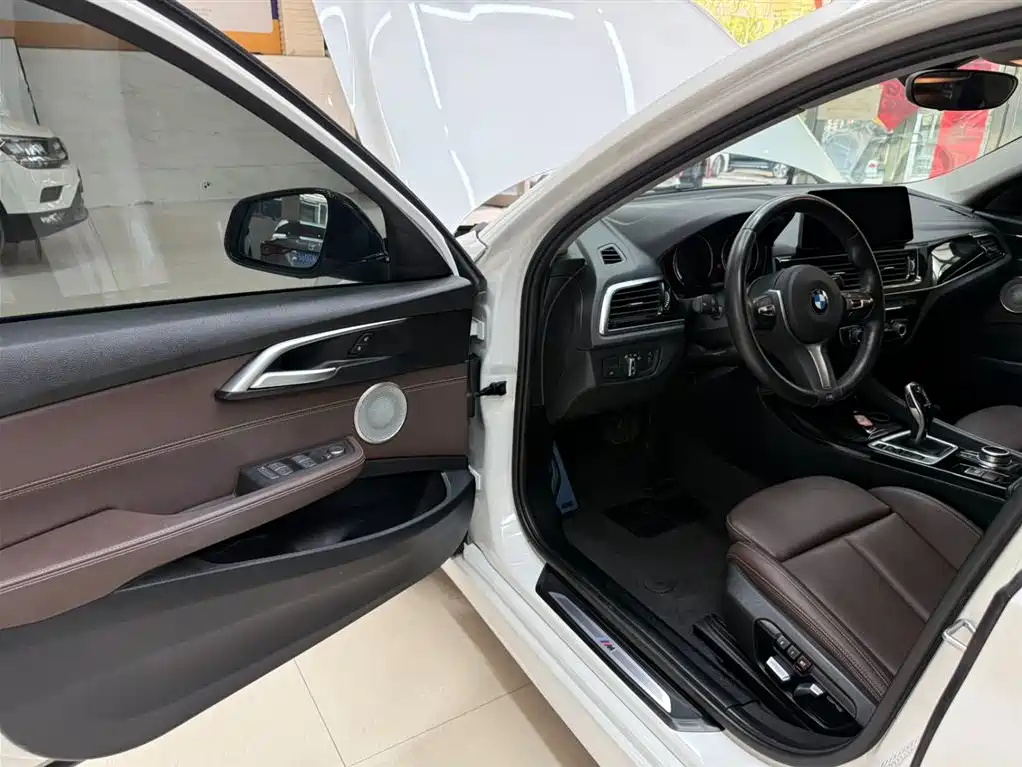 BMW 1 Series 2022 120i M Sport Shadow Edition фото 8