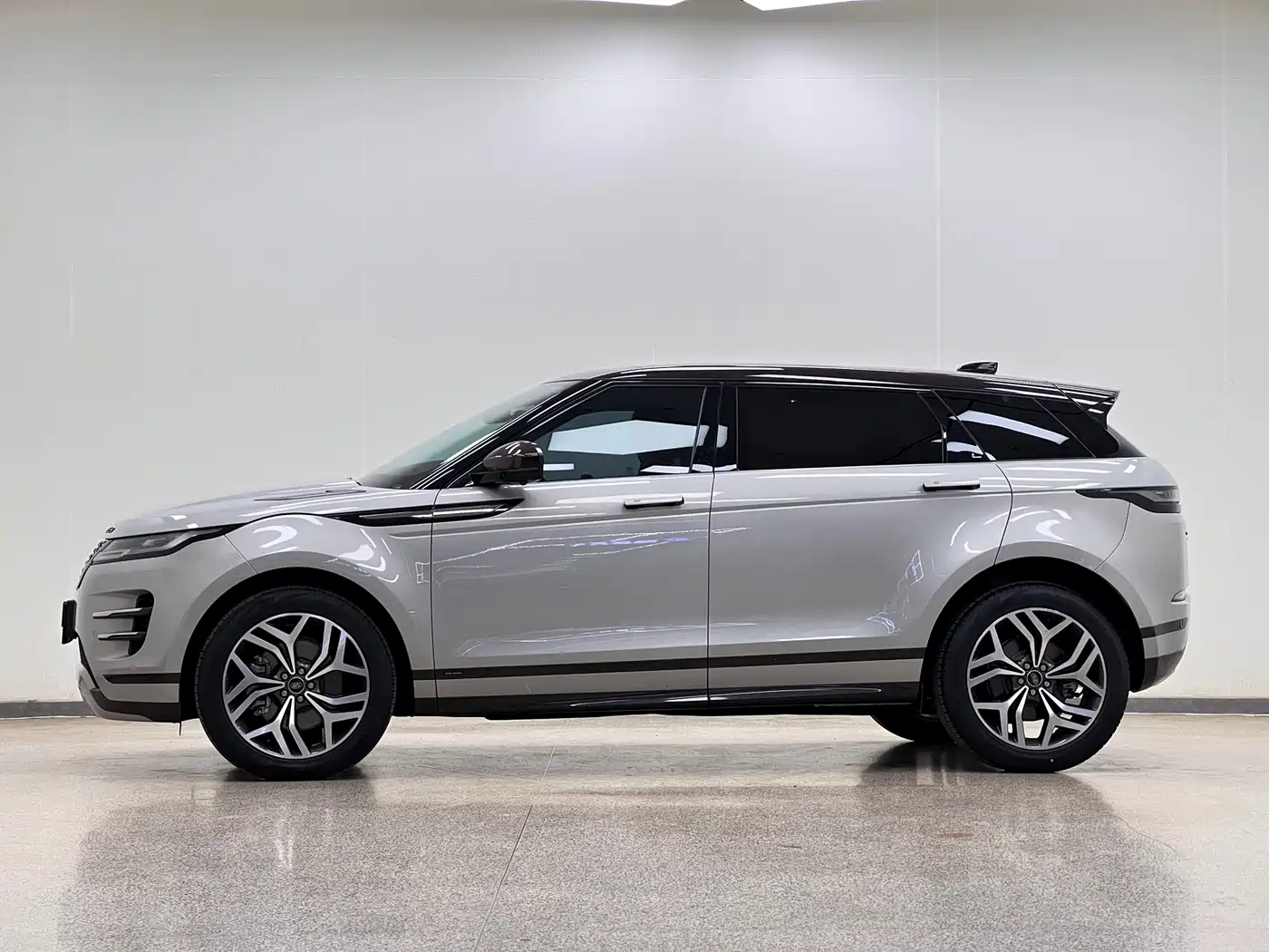 Land Rover Range Rover Evoque 2021 Range Rover Evoque L 249PS R-Dynamic First Edition Launch Edition фото 4