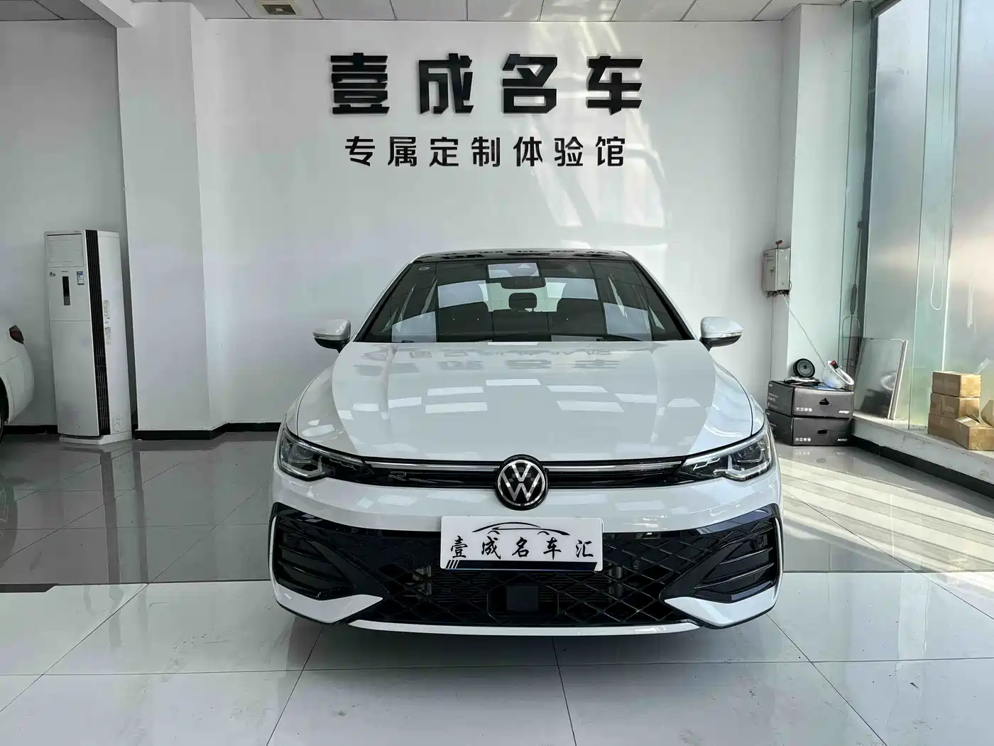 Volkswagen Golf 2025 Facelift 300TSI R-Line фото 2