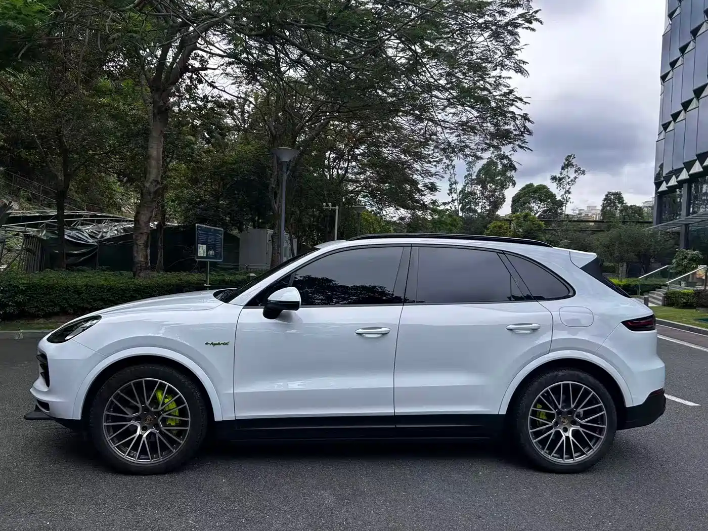 Porsche Cayenne New Energy 2022 Cayenne E-Hybrid 2.0T Platinum Edition фото 3