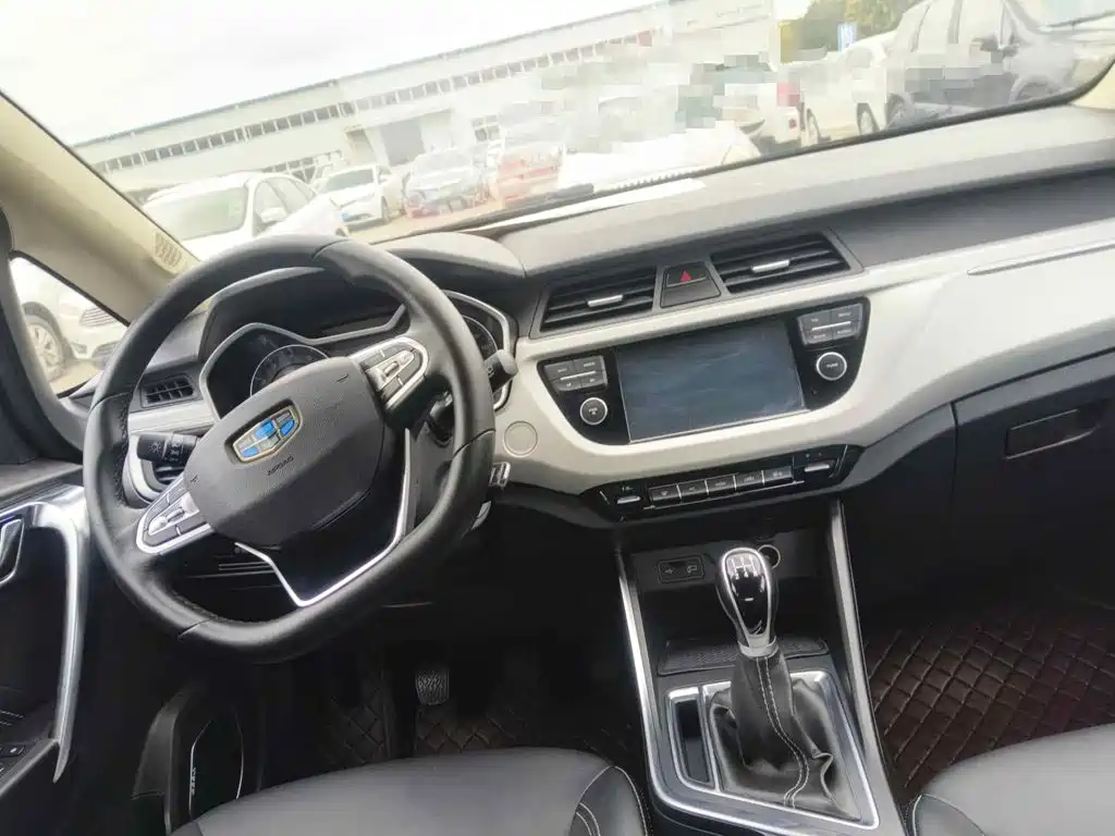Фото 12 - Geely Vision X3